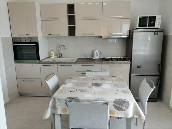 Fridge, microwave, oven, stovetop