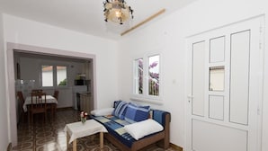 A compact living space with a sofa, dining table, and kitchen area. - Apartment in Stupin Čeline with Seaview, Balcony, Air condition, WIFI (5149-1) (Podglavica)