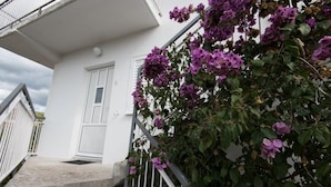 A white building with a staircase and a railing. - Apartment in Stupin Čeline with Seaview, Balcony, Air condition, WIFI (5149-1) (Podglavica)