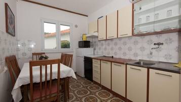 Køleskab, mikrobølgeovn, ovn, kogeplade