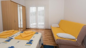 A bedroom with a bed, a sofa, and a wardrobe. - Apartment in Stupin Čeline with Seaview, Balcony, Air condition, WIFI (5149-1) (Podglavica)