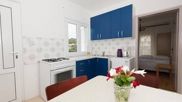 Køleskab, mikrobølgeovn, ovn, kogeplade