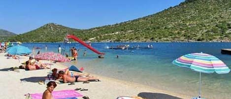 Una spiaggia nelle vicinanze