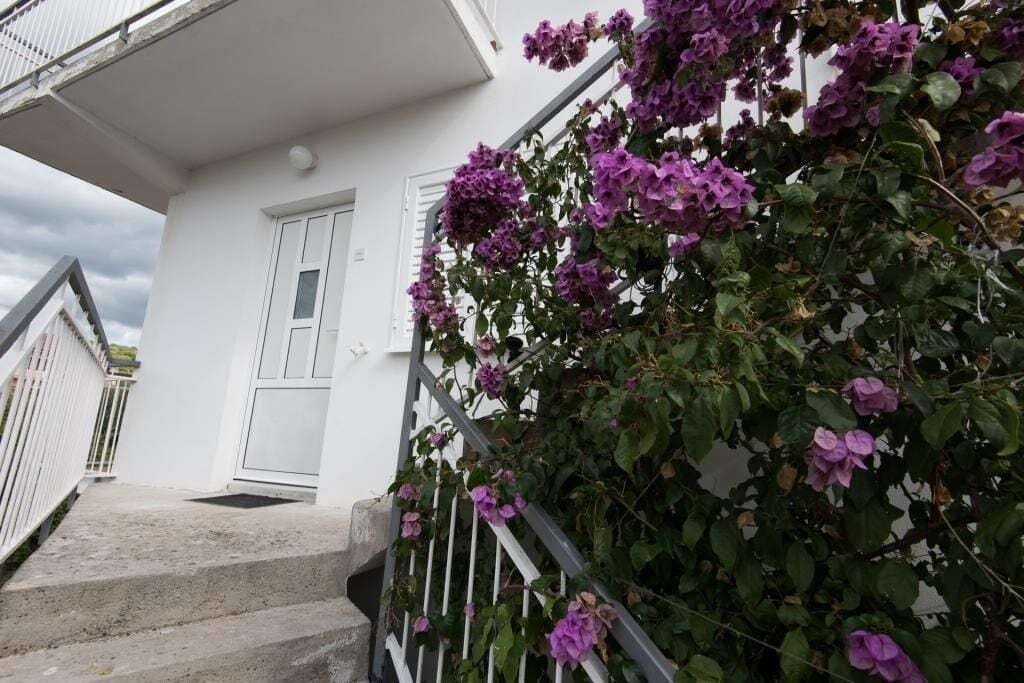 Un bâtiment blanc avec un escalier et une rampe.