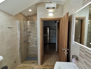 Douche, sèche-cheveux, serviettes fournies