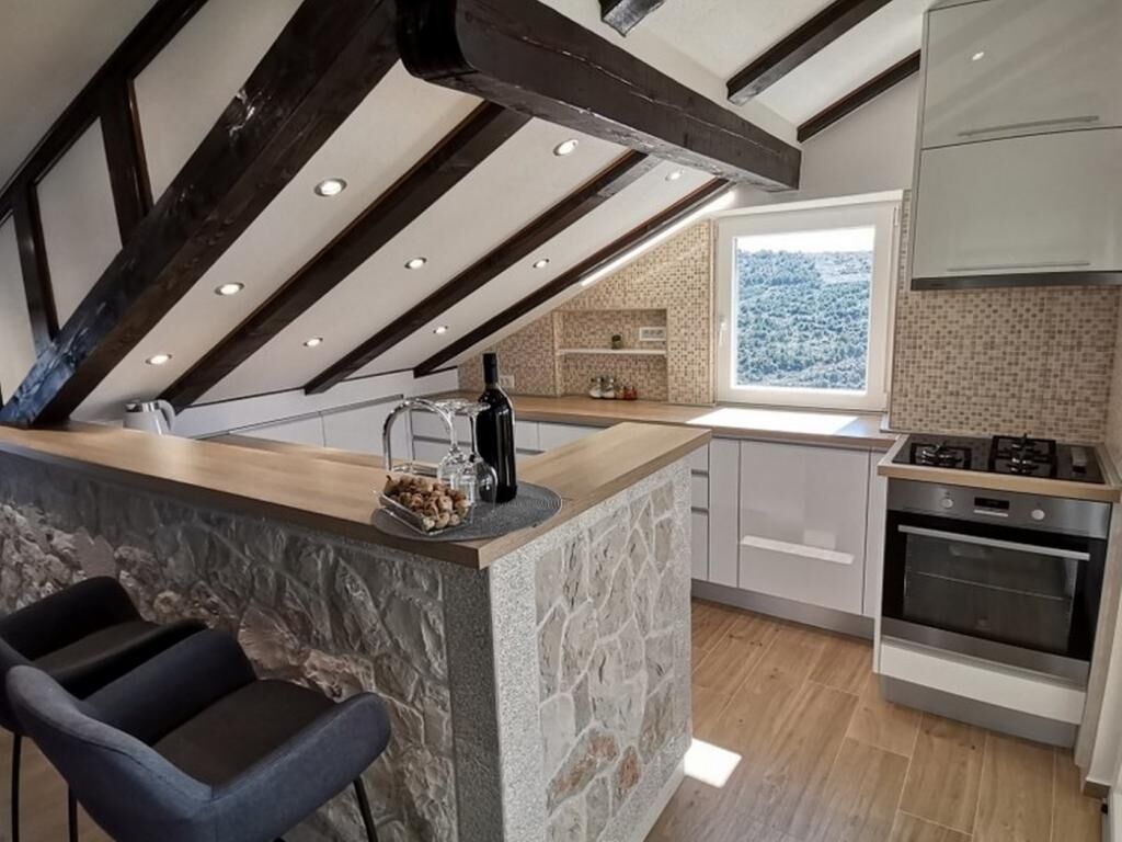 Fridge, oven, dishwasher, coffee/tea maker