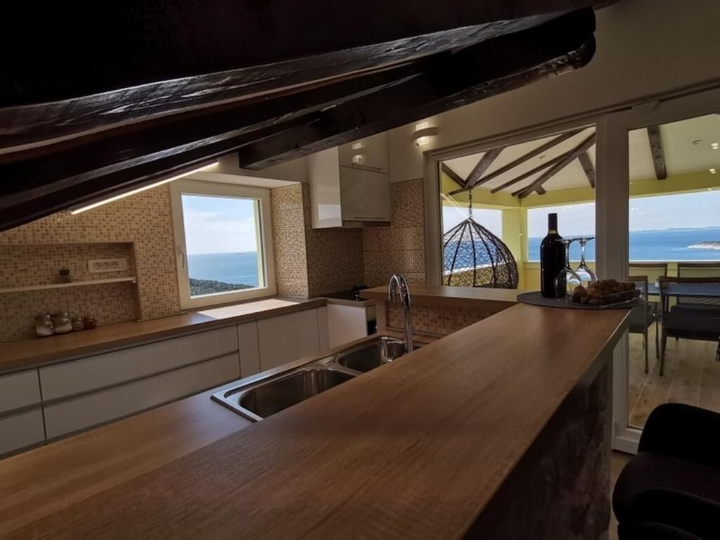 Een koelkast, een oven, een vaatwasser, een koffiezetapparaat/waterkoker