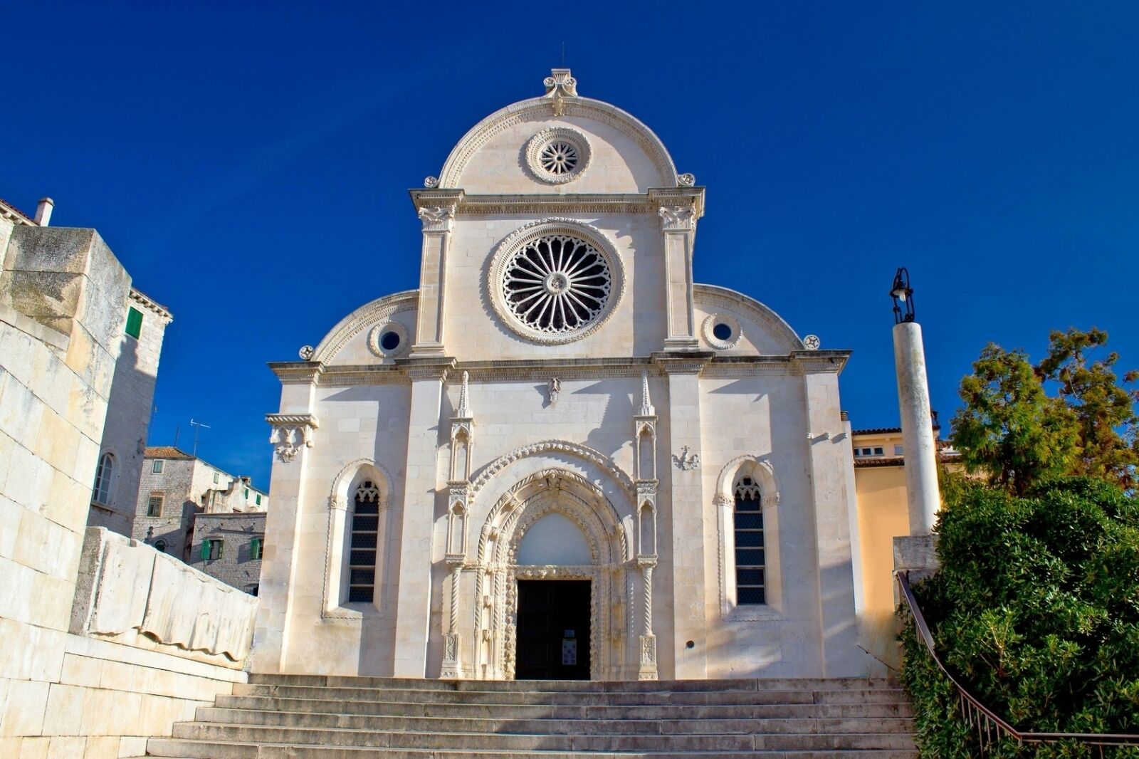 Església antiga amb una finestra circular gran, una cúpula i un campanar.