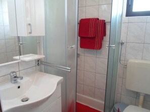 Een douche, handdoeken