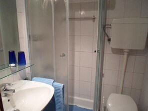 Douche, serviettes fournies