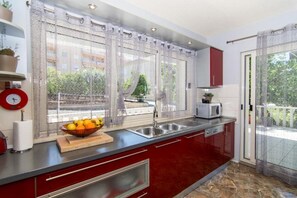 Kühlschrank, Mikrowelle, Ofen, Geschirrspüler