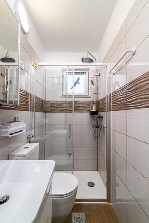 Shower, towels - Apartment in Medulin with Terrace, Air condition, WIFI, Washing machine (5158-2) (Medulin)
