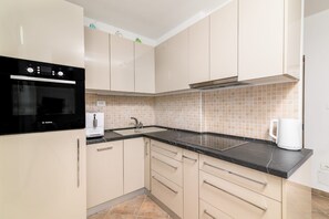 Fridge, microwave, oven, dishwasher - Apartment in Medulin with Terrace, Air condition, WIFI, Washing machine (5158-2) (Medulin)