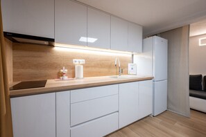 Fridge, microwave, stovetop, dishwasher