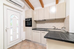 Fridge, microwave, oven, dishwasher - Apartment in Medulin with Terrace, Air condition, WIFI, Washing machine (5158-1) (Medulin)