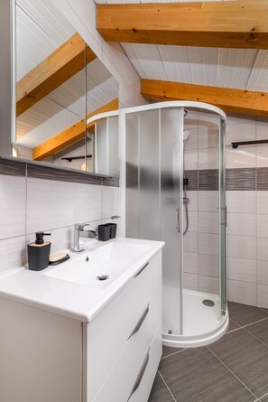 Shower, towels - Apartment in Medulin with Terrace, Air condition, WIFI, Washing machine (5158-1) (Medulin)