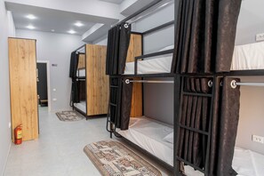 Basic-fællessovesal | Premium-sengetøj, individuel indretning, skrivebord