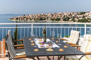 Outdoor dining - Apartment in Okrug Gornji with Seaview, Terrace, Air condition, WIFI (5160-3) (Okrug Gornji)