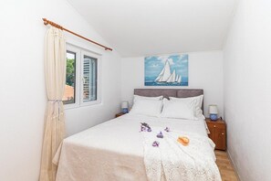 1 bedroom, free WiFi, bed sheets - Apartment in Okrug Gornji with Seaview, Terrace, Air condition, WIFI (5160-3) (Okrug Gornji)