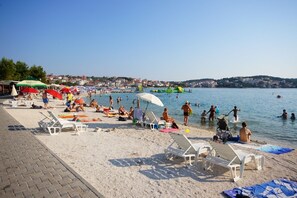 Una playa cerca