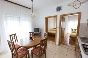 Dining - Apartment in Okrug Donji with Seaview, Balcony, Air condition, WIFI (5166-4) (Okrug Donji)
