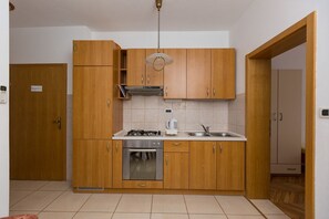 Réfrigérateur, four, plaque de cuisson, lave-vaisselle