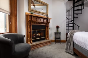 Classic Single Room | Premium bedding, individually decorated, iron/ironing board, free WiFi - Hotel Galena (Galena)