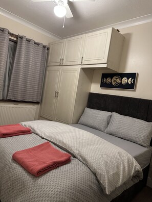 4 Schlafzimmer, Schreibtisch, WLAN, Bettwäsche