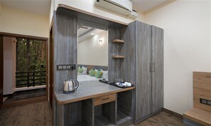 Habitación doble Deluxe | Escritorio y tabla de planchar con plancha 