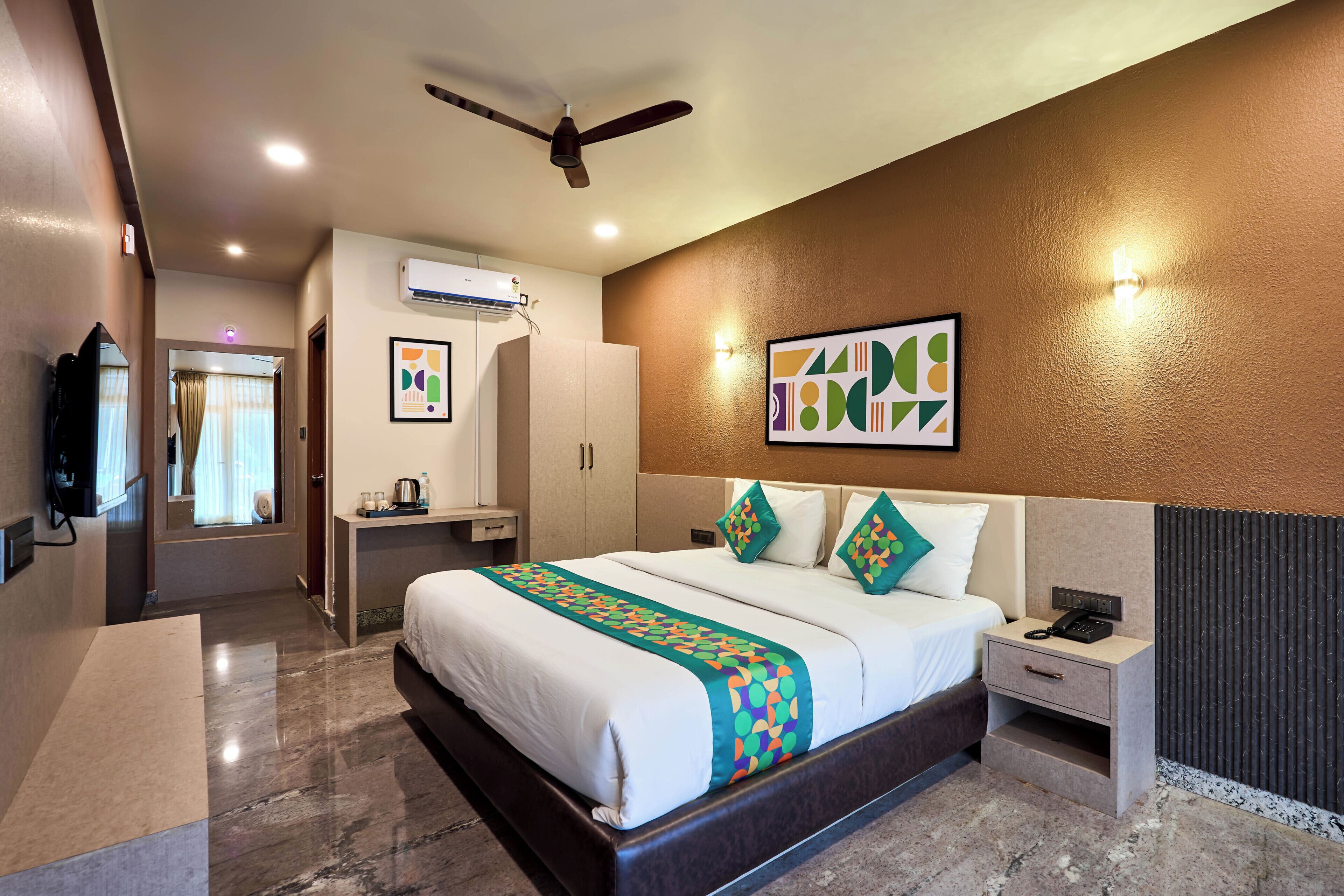 Standard Double Room | Desk, iron/ironing board