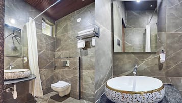 Deluxe Double Room | Bathroom | Free toiletries, towels, soap, shampoo