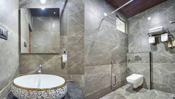 Kahden hengen premium-huone | Kylpyhuone | Ilmaiset hygieniatuotteet, pyyhkeet, saippua, sampoo