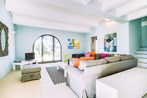 TV, fireplace - Two-story Luxury in Siena Resort at Sky (Trequanda)