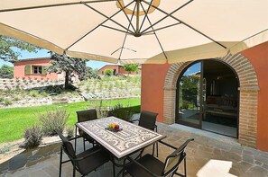 Outdoor dining - Luxury 2 Rooms Apt. Azure in Siena Resort (Trequanda)