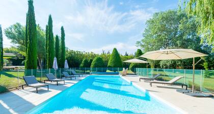 Mas  (5 ch) de luxe avec piscine chauffée dans un jardin idyllique