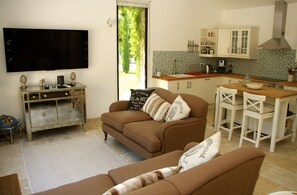 Smart TV, DVD player, ping pong, books - Luxury Mas (5 bedrooms) with heated swimming pool in an idyllic garden (Carpentras)
