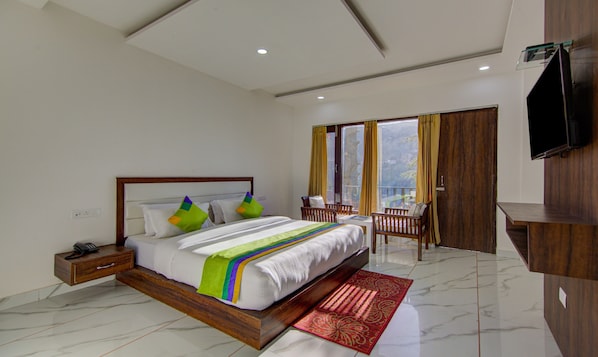 Habitación doble estándar, balcón | Escritorio, cortinas blackout y ropa de cama