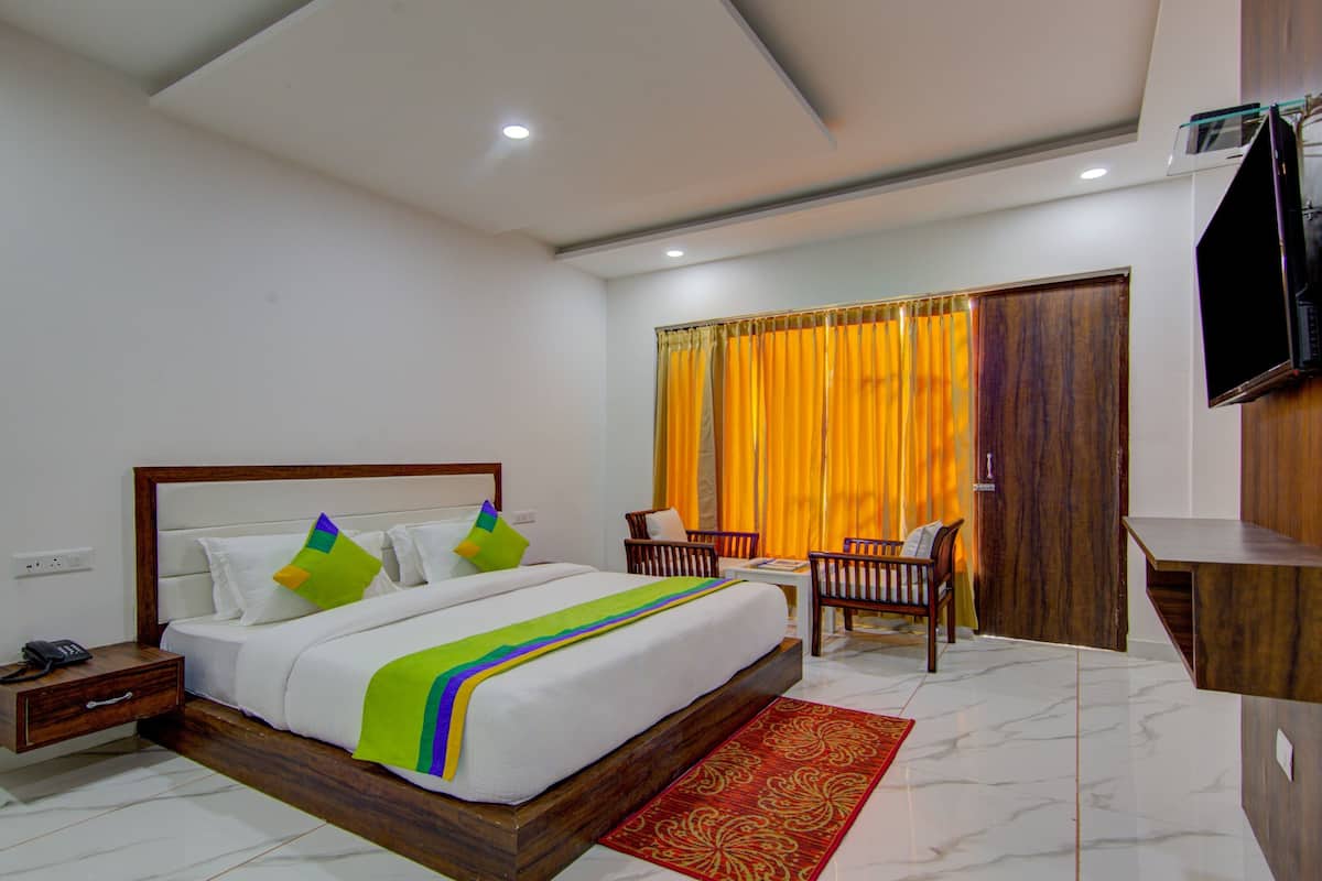 Habitación doble estándar, balcón | Escritorio, cortinas blackout y ropa de cama