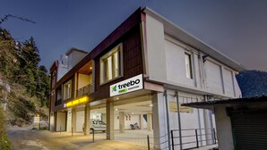 Un hotel con un cartel que dice 'treebo Downtown'.
