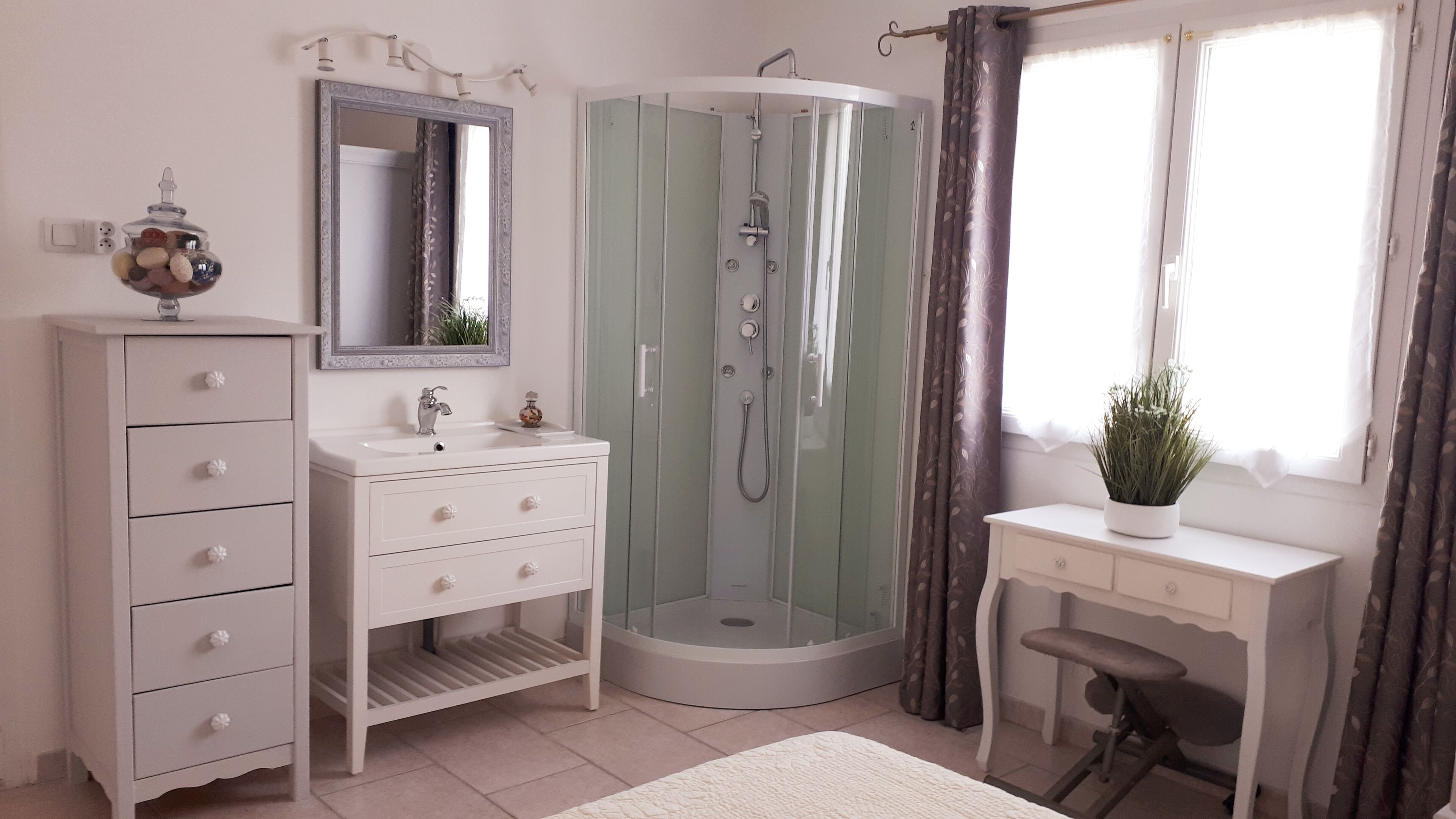 Mignon appartement, avec Jacuzzi et Jardin privés