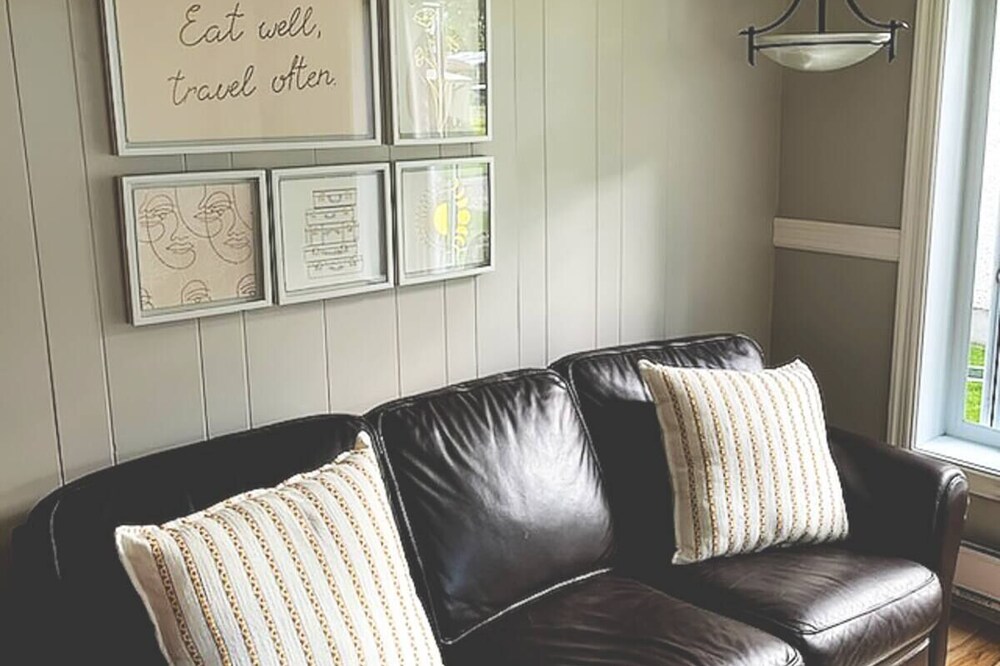 Beautiful 2 Bedroom 4-Season Cottage