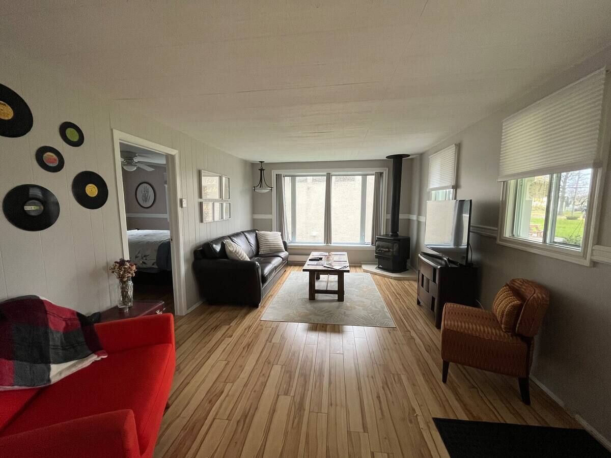 Beautiful 2 Bedroom 4-Season Cottage