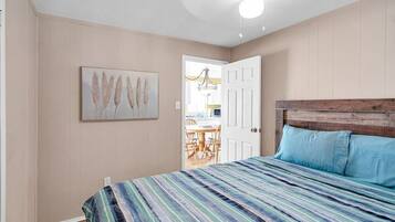 2 chambres, fer et planche à repasser, lit de bébé portatif