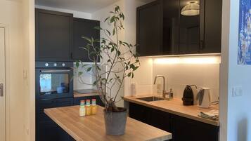 Een koelkast, een oven, een kookplaat, een vaatwasser