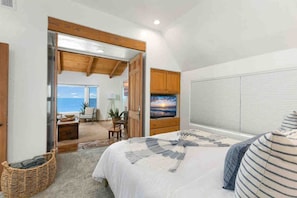 2 bedrooms, desk, iron/ironing board, WiFi - Casa Pacifica, Beachfront w/Fire Ring in Sand (Oceanside)