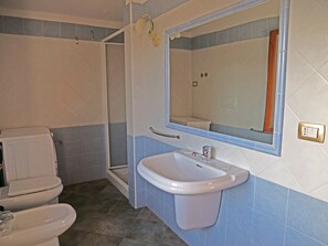 Shower, bidet, toilet paper - Porto Ottiolu Rentals beach walk residence fiorito (Porto Ottiolu)