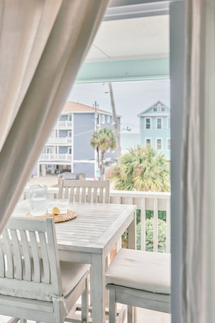 Outdoor dining. Surfside Beach Condo with Ocean Views, Pool & Easy Beach Access, Pets welcome
