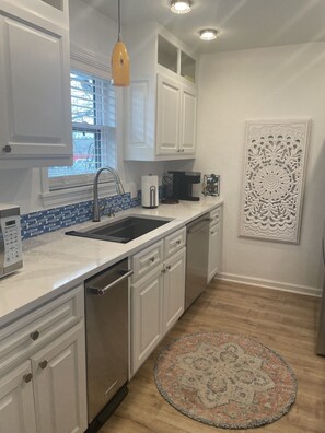 Fridge, microwave, oven, stovetop - Beautiful Lakefront Condo (Hot Springs)