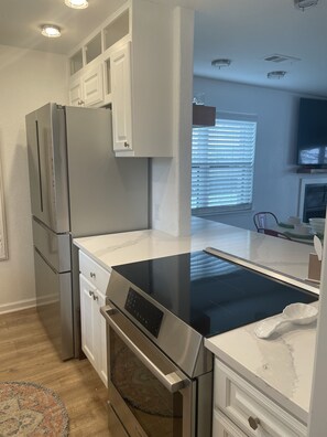 冷蔵庫、電子レンジ、オーブン、コンロ