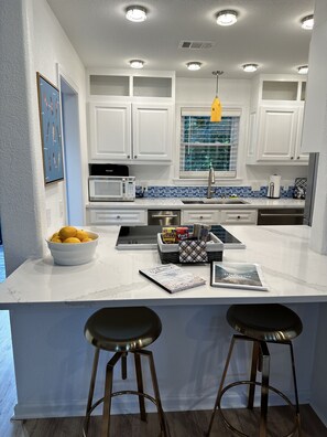 冷蔵庫、電子レンジ、オーブン、コンロ